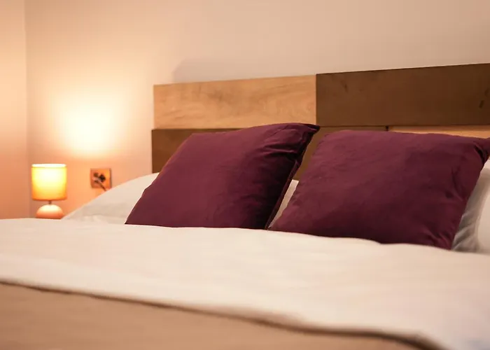 Near Center 3 شقة *