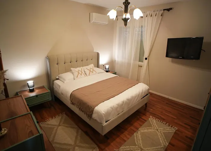 Near Center 3 ティラナ